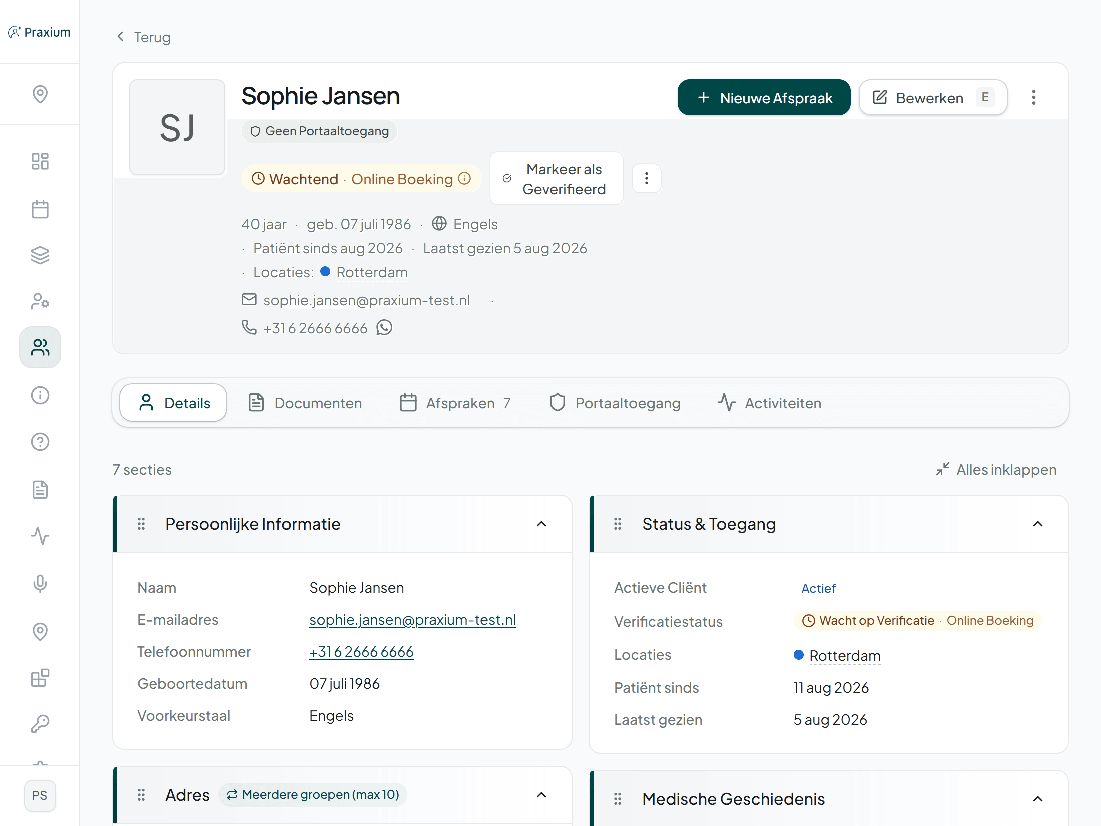 Een patiëntendossier in Praxium met zeven zelf ingedeelde secties, waaronder persoonsgegevens, adres, medische voorgeschiedenis en behandeltrajecten